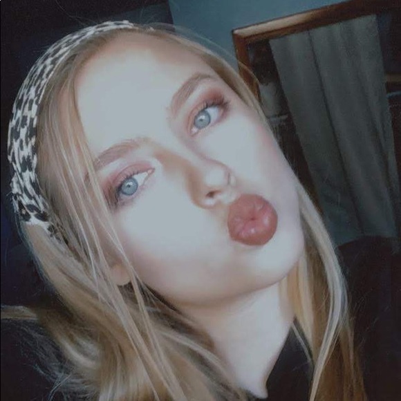 Meet Your Posher, Kami! - Picture 2 of 4